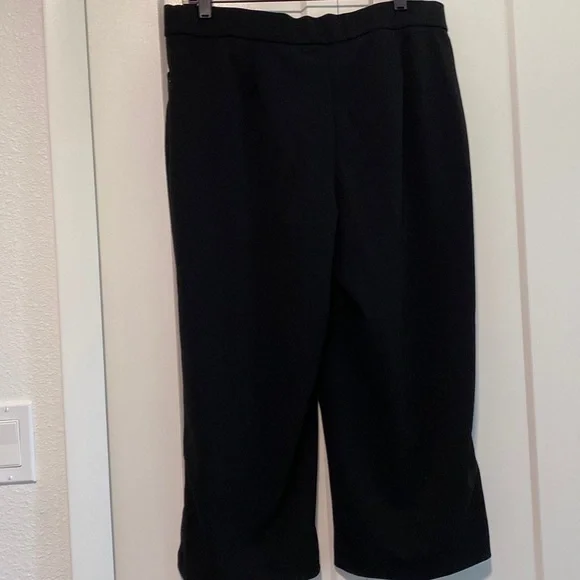 Counterparts Black Capri Pants |Size 10 - Picture 3 of 5